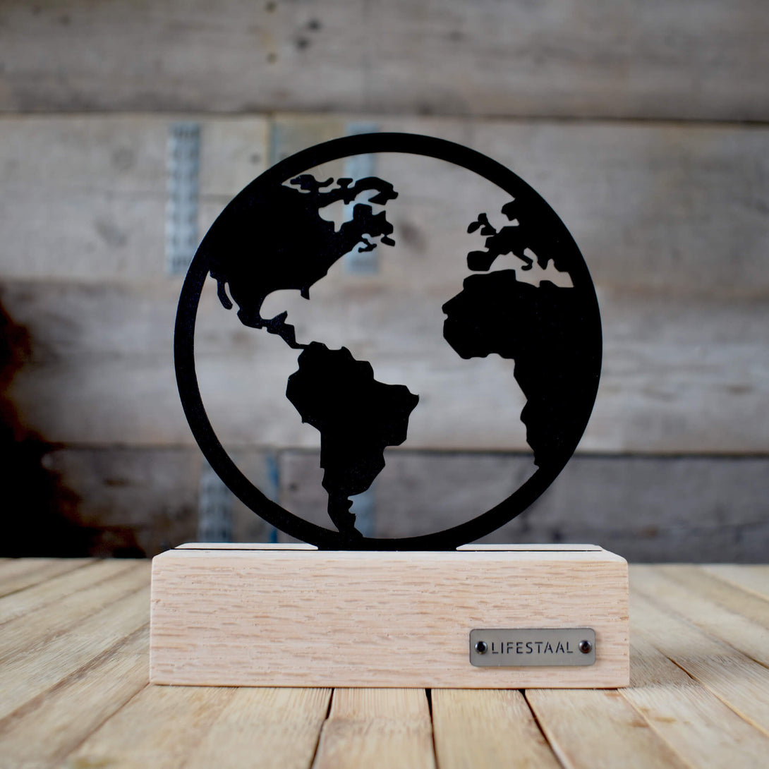 Ornament op houten voet - Wereld - Lifestaal