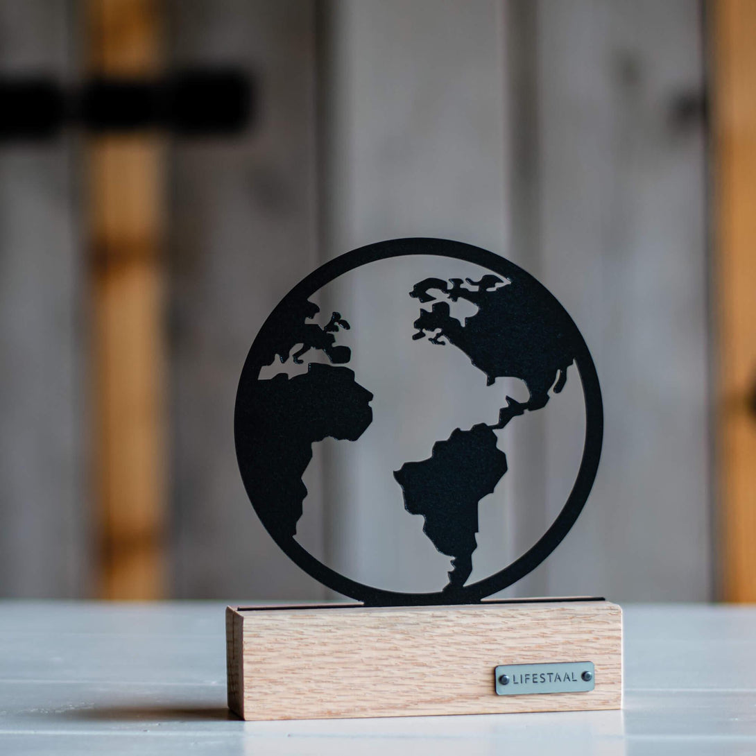 Ornament op houten voet - Wereld - Lifestaal